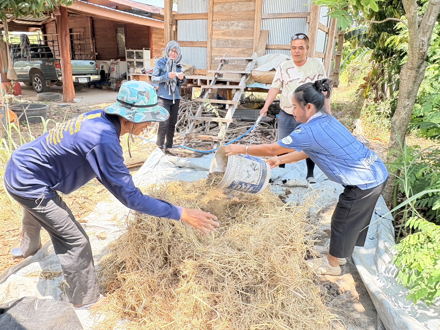 title - วันศุกร์ที่ 10 เมษายน 2569 เวลา 13.00 น. นายประเสริฐ กาญจนเกียรติกุล ปฏิรูปที่ดินจังหวัดบุรีรัมย์ พร้อมเจ้าหน้าที่ ส.ป.ก.บุรีรัมย์ เพื่อส่งเสริมเกษตรกรในพื้นที่เขตปฏิรูปที่ดินตำบลละเวี้ย อำเภอประโคนชัย จังหวัดบุรีรัมย์ ทำปุ๋ยอินทรีย์ สู้วิกฤติปุ๋ยแพง เพื่อเป็นการลดต้นทุนในการผลิตสินค้าเกษตร